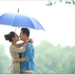雨の日の傘の中のカップル