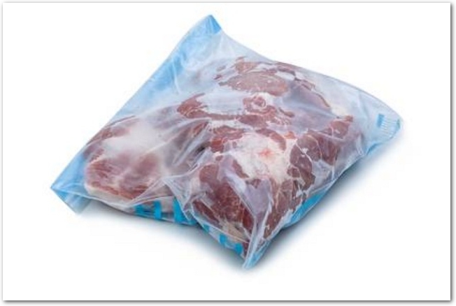 密閉バッグに入った冷凍豚肉